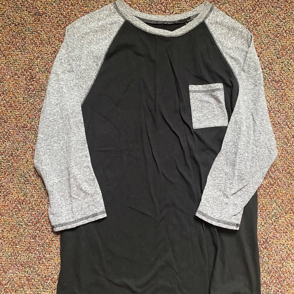 Men’s 3/4 sleeve gray and black shirt